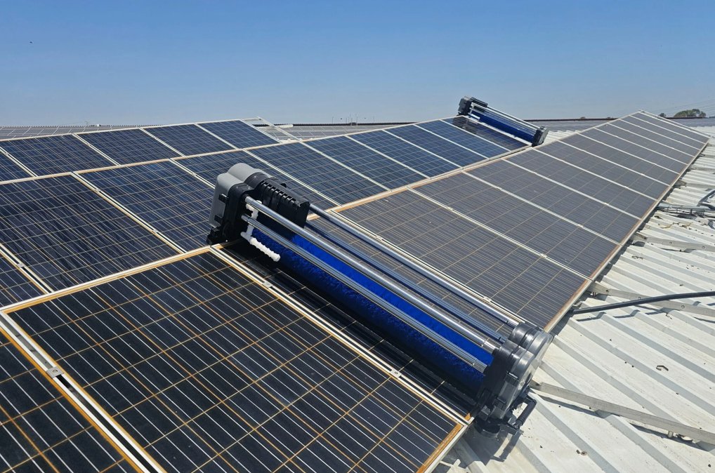 Solaris Hydrobotics Reinigungsroboter auf einer Photovoltaikanlage